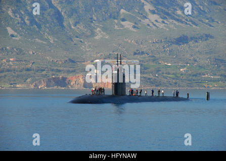 110325-N-QL533-001 SOUDA BAY, Grecia (25 marzo 2011) Il Los Angeles-class submarine USS Scranton (SSN 756) arriva al supporto navale attività Souda Bay per una visita di porta. (U.S. Foto di Marina di Massa lo specialista di comunicazione di terza classe Cayman Santoro Navy US 110325-N-QL533-001 USS Scranton (SSN 756) arriva al supporto navale attività Souda Bay per una visita di porta Foto Stock