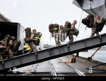 110328-N-7508R-142 MOREHEAD CITY, N.C. (28 marzo 2011) Marines assegnato alla ventiduesima Marine Expeditionary Unit (xxii MEU) imbarcarsi a bordo del multipurpose Amphibious Assault nave USS Bataan (LHD 5). Il Bataan anfibio gruppo pronto è la distribuzione per il Mare Mediterraneo. (U.S. Foto di Marina di Massa lo specialista di comunicazione 2a classe Julio Rivera/RILASCIATO) Navy US 110328-N-7508R-142 Marines assegnato alla ventiduesima Marine Expeditionary Unit (xxii MEU) imbarcarsi a bordo del multipurpose Amphibious Assault nave Foto Stock