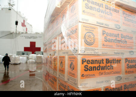 110331-N-NY820-087 NORFOLK (31 marzo 2011) Girl Scout cookies donata attraverso la truppa al programma di truppe dalla Girl Scouts del consiglio di agrumi nella Florida Centrale sono caricati sul militare comando Sealift nave ospedale USNS Comfort (T-AH 20). Sei mila scatole di cookie sono stati donati. Il comfort è in Norfolk per allestimento finale personale e imbarco in preparazione per continuare la promessa 2011 (CP11), a cinque mesi di assistenza umanitaria missione di nove paesi dei Caraibi, America Centrale e Sud America. (U.S. Foto di Marina di Massa lo specialista di comunicazione 2a classe Eric Tretter/Re Foto Stock
