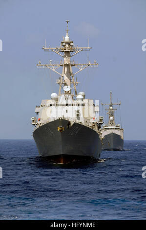 110403-N-XX151-181 Mare delle Filippine (3 aprile 2011) La visita-missile destroyer USS Sterett (DDG 104) transita di fronte al guidato-missile fregata USS Reuben James (FFG 57) durante il Malabar 2011, un accordo bilaterale in materia di formazione di funzionamento con la Marina militare indiana. (U.S. Foto di Marina di Massa lo specialista di comunicazione 2a classe Aaron M. Pineda/RILASCIATO) Navy US 110403-N-XX151-181 visite-missile destroyer USS Sterett (DDG 104) transita di fronte al guidato-missile fregata USS Reuben James (FFG Foto Stock