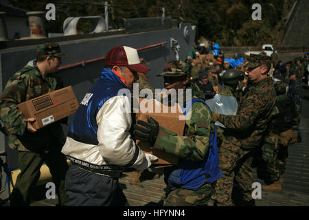 110327-M-JG138-263 OSHIMA, Giappone (27 marzo 2011) Marinai e Marines assegnato al trentunesimo Marine Expeditionary Unit (31 MEU), lavorare con i civili giapponesi e Giappone terra Forza di Autodifesa personale per scaricare le forniture provenienti da una landing craft utility (LCU) durante il funzionamento Tomodachi. La LCU trasportati cinque veicoli utilitari, 3456 pasti pronti al consumo, 239 cinque-gallone brocche d'acqua, 136 tarps, carburante e 300 kit di igiene per il popolo di Oshima, devastata dal terremoto 9.0 e successivo tsunami Marzo 11. (U.S. Marine Corps photo by Lance Cpl. Contrassegnare Stroud/RILASCIATO) US Navy 11032 Foto Stock