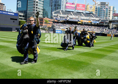 110410-N-OU681-054 SAN DIEGO (10 aprile 2011) i membri dell'U.S. Navy parachute team di dimostrazione, il salto delle rane, onda per gli spettatori che lasciano il campo dopo il paracadutismo in Petco Park, casa dei San Diego Padres squadra di baseball. Il salto delle rane eseguita durante la cerimonia di apertura di una partita di baseball durante un apprezzamento militare evento della durata di un giorno. (U.S. Foto di Marina di Massa lo specialista di comunicazione 2a classe Michelle Turner/RILASCIATO) Navy US 110410-N-OU681-054 membri dell'U.S. Navy parachute team di dimostrazione, il salto delle rane, onda per gli spettatori che lasciano il campo dopo Foto Stock