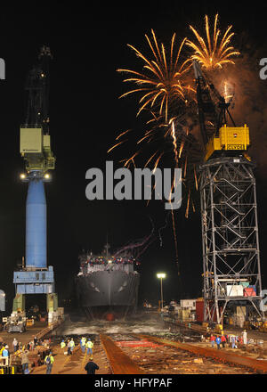 USNS William McLean (T-AKE 12), una nave da carico e munizioni del Military Sealift Command, viene lanciata nel porto di San Diego dopo la sua cerimonia di battesimo. Foto Stock