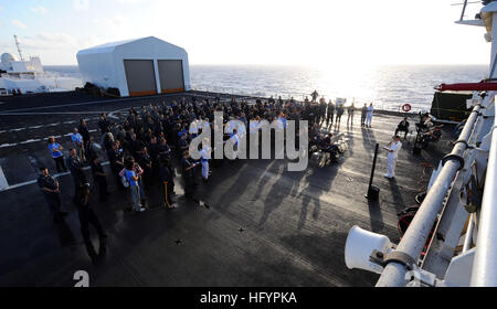 110424-F-CF975-722 Kingston, Giamaica (24 aprile 2011) servizio i membri e i civili imbarcati a bordo del militare comando Sealift nave ospedale USNS Comfort (T-AH 20) frequentano una Pasqua servizi sunrise. Il comfort è implementato il supporto continua promessa 2011, a cinque mesi di assistenza umanitaria missione per i Caraibi, America Centrale e Sud America. (U.S. Foto della marina da Senior Airman Kasey vicino/RILASCIATO) Navy US 110424-F-CF975-722 ervice i membri e i civili imbarcati a bordo del militare comando Sealift nave ospedale USNS Comfort (T-AH 20) Foto Stock