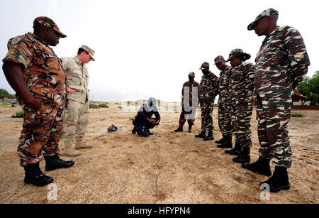 110426-F-XM360-035 ARANDIS, Namibia (26 aprile 2011) Capo di materiale esplosivo di Justin tecnico Berlien, seconda a sinistra, master l'eliminazione degli ordigni esplosivi tecnico assegnato per l'eliminazione degli ordigni esplosivi unità mobile (EODMU) 11, Combined Joint Task Force-Horn dell Africa, osserva Namibia Forze di Difesa (NDF) EOD e namibiane Polizia nazionale personale durante la applicazione pratica di demolizione procedure di iniziazione. Navy EOD tecnici e l'NDF sono impegnati in una comune di un seminario di formazione per migliorare la loro comprensione della sicurezza durante le operazioni di gestione e smaltimento di ordigni inesplosi. EODMU-11 è partn Foto Stock