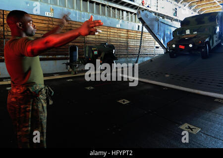 110428-N-RC734-101 Golfo di Aden (28 aprile 2011) lancia Cpl. Michael Anderson, assegnato al XIII Marine Expeditionary Unit (XIII MEU), dirige apparecchiature sulla Landing Craft Utility (LCU) 1632, assegnato all assalto unità artigianali (ACU) 1, nella ben coperta del dock anfibio sbarco nave USS Comstock (LSD 45). Comstock è in corso sostenere le operazioni di sicurezza marittima e di teatro la cooperazione in materia di sicurezza gli sforzi negli Stati Uniti Quinta Flotta area di responsabilità. (U.S. Foto di Marina di Massa lo specialista di comunicazione 2a classe Joseph M. Buliavac/RILASCIATO) Navy US 110428-N-rc lancia734-101 Cpl. Michael Anderso Foto Stock