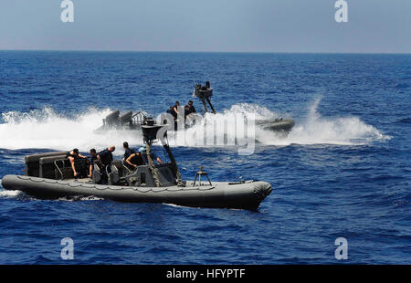 110429-N-OS570-028 Mare Mediterraneo (29 aprile 2011) Marinai e Marines assegnati per il trasporto anfibio dock nave USS Mesa Verde (LPD 19) condurre una visita, scheda, ricerca e sequestro di esercizio. Mesa Verde è distribuito come parte di Bataan anfibio gruppo pronto, supportando le operazioni di sicurezza marittima e di teatro la cooperazione in materia di sicurezza gli sforzi negli Stati Uniti Sesta flotta area di responsabilità. (U.S. Foto di Marina di Massa lo specialista di comunicazione 2a classe Josue L. Escobosa/RILASCIATO) Navy US 110429-N-OS570-028 marinai e Marines assegnati per il trasporto anfibio dock nave USS Mesa Verde (LPD 19) Foto Stock