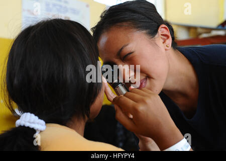 110501-F-CF975-092 PAITA, Perù (1 maggio 2011) Lt. Patricia Salazar, un all'ottico optometrista, esamina gli occhi di un paziente presso la clinica medica a Sagrado Corzon de Jesus School di Paita, Perù. Salazar è parte della promessa continua 2011, a cinque mesi di assistenza umanitaria missione per i Caraibi, America Centrale e Sud America. (U.S. Air Force foto di Senior Airman Kasey vicino/RILASCIATO) Navy US 110501-F-CF975-092 Lt. Patricia Salazar, un all'ottico optometrista, esamina gli occhi di un paziente presso la clinica medica a Sagrado Corzon de Gesù Scho Foto Stock