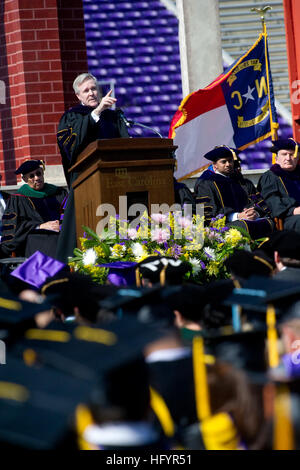 Il Segretario della Marina consegna l'indirizzo di inizio alla East Carolina University alla classe di laurea del 2011, evidenziando le carriere navali e le partnership educative. Foto Stock