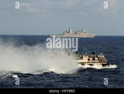 110507-N-7508R-020 MARE MEDITERRANEO (7 maggio 2011) Una Landing Craft Air Cushion (LCAC) da assalto unità artigianali (ACU) 4 transita verso il trasporto anfibio dock nave USS Mesa Verde LPD (19) durante l'anfibia proficiency training. Mesa Verde è parte di Bataan Amphibious pronto Gruppo di supporto le operazioni di sicurezza marittima e di teatro la cooperazione in materia di sicurezza gli sforzi negli Stati Uniti Sesta flotta area di responsabilità. (U.S. Foto di Marina di Massa lo specialista di comunicazione 2a classe Julio Rivera/RILASCIATO) Navy US 110507-N-7508R-020 Una Landing Craft Air Cushion transita verso il bene del ponte della USS Bataan (L Foto Stock