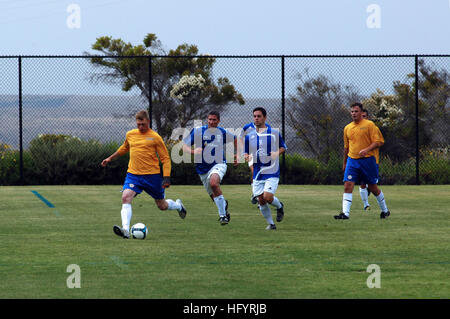 110514-N-OB313-221 Chula Vista in California (14 maggio 2011) i membri della San Diego area morale, il benessere degli animali e la ricreazione MenÕs Soccer Team si sposta il pallone da calcio downfield contro i difensori. Il team della marina hanno gareggiato contro un locale semi-pro team presso l'U.S. Olympic Training Center in preparazione per il team All-Navy neofiti entro la fine di quest'anno. (U.S. Foto di Marina di Massa lo specialista di comunicazione 2a classe T.J. Ortega/RILASCIATO) Navy US 110514-N-OB313-221 Membri della San Diego area morale, il benessere degli animali e la ricreazione degli uomini squadra di calcio di spostare la palla calcio downfield contro de Foto Stock