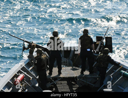 110521-N-YM590-062 stretto di Gibilterra (21 maggio 2011) velisti assegnati per il piccolo calibro azione team (SCAT) a bordo guidato-missili cruiser USS Anzio (CG 68) vigilare sulla nave il castello di prua mentre in transito attraverso lo Stretto di Gibilterra. Anzio è distribuito come parte di George H.W. Bush Carrier Strike gruppo a sostegno di le operazioni di sicurezza marittima e di teatro la cooperazione in materia di sicurezza gli sforzi negli Stati Uniti Sesta flotta area di responsabilità. (U.S. Foto di Marina di Massa lo specialista di comunicazione di terza classe di Brian M. Brooks/RILASCIATO) Navy US 110521-N-YM590-062 marinai a bordo della USS Anzio (CG 68) stand watch Foto Stock