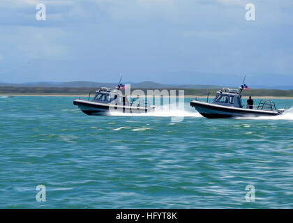 110525-N-QT551-433 Guantanamo Bay a Cuba (25 maggio 2011) velisti assegnati al porto security team alla stazione navale di Guantánamo Bay, a pattugliare le acque della base, lo svolgimento di controlli di sicurezza dei diportisti ricreative e accompagnatori degli Stati Uniti e le navi alleate traffici attraverso la zona. (U.S. Foto di Marina di Massa lo specialista di comunicazione 1a classe Bryan Dunn/RILASCIATO) Navy US 110525-N-QT551-433 velisti assegnati al porto security team alla stazione navale di Guantánamo Bay, a pattugliare le acque della base Foto Stock