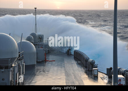 110530-N-YY000-001 Mare delle Filippine (30 maggio 2011) onde infrangersi sulla prua di U.S. 7 Comando della Flotta nave USS Blue Ridge (LCC 19) mentre la nave è in corso in Mare delle Filippine. (U.S. Foto di Marina dalla Cmdr. Richard Keltner/RILASCIATO) Navy US 110530-N-YY000-001 onde infrangersi sulla prua di U.S. 7 Comando della Flotta nave USS Blue Ridge (LCC 19) mentre la nave è in corso in il ph Foto Stock