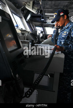 110531-N-EE987-016 GOLFO ARABICO (31 maggio 2011) Ensign Claudia Garcasrios, da Cordoba, Columbia, utilizza un sistema integrato di utente vocale telefono (IVUT) al relè un messaggio alle visite-missili cruiser USS Chancellorsville (CG 62) sul ponte della portaerei USS Ronald Reagan (CVN 76). Ronald Reagan e Carrier aria Wing (CVW) 14 sono distribuiti negli Stati Uniti Quinta Flotta area di responsabilità e sono in conduzione vicino-air le missioni di sostegno come parte delle operazioni Enduring Freedom e nuova alba. (U.S. Foto di Marina di Massa lo specialista di comunicazione di terza classe Shawn J. Stewart/RILASCIATO) Navy US 110531-N-EE987- Foto Stock