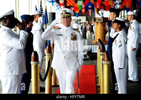 110603-N-VM928-194 Base comune Harbor-Hickam perla (Giugno 3, 2011) Capt. Jeffrey James, incoming comandante della base comune Harbor-Hickam perla (JBPHH), si allontana dalla sua modifica del comando cerimonia al chilo Pier. James alleviato Comandante uscente, il cap. Richard cucine. (U.S. Foto di Marina di Massa lo specialista di comunicazione 2a classe Robert staffa/RILASCIATO) Navy US 110603-N-VM928-194 Capt. Jeffrey James si allontana dal suo cambiamento di comando cerimonia al chilo Pier Foto Stock