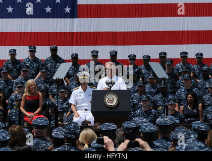 110604-N-IZ292-315 napoli, Italia (04 giugno 2011) Vice presidente Joe Biden parla a Stati Uniti e la NATO servizi soci e le loro famiglie a navale attività di supporto, Napoli, Italia, come sua moglie dott.ssa Jill Biden e ADM. Locklear, comandante delle Forze Navali, Europa-Africa a guardare. Biden e sua moglie sono in visita a Napoli durante un breve viaggio in Italia. (Brevetto statunitense n. S. Marina foto di comunicazione di massa Specialist 1a classe John Parker/RILASCIATO) Navy US 110604-N-IZ292-315 Vice presidente Joe Biden parla a Stati Uniti e la NATO servizi soci e le loro famiglie a navale attività di supporto, Napoli Foto Stock