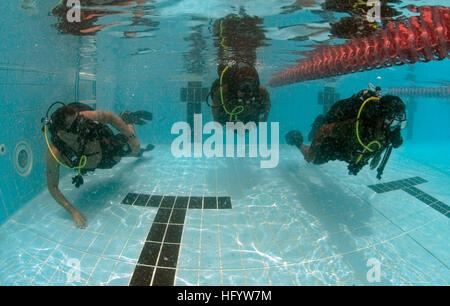 110613-N-OT964-104 NAVALE ATTIVITÀ DI SUPPORTO, Bahrain (13 giugno 2011) Capo Navy Diver Aaron Knight, sinistra, assegnato al comandante del gruppo di attività (CTG) 56.1, nuota accanto a subacquei pakistano mentre si conduce una familiarizzazione immersione durante un giro immersioni subacquee e recupero di Exchange. I subacquei condotte operazioni di scuba, anti-terrorismo forza-protezione immersioni di addestramento subacqueo, le tecniche di ricerca e nozioni di base di immersioni durante lo scambio. CTG 56.1 fornisce le operazioni di sicurezza marittima e di teatro la cooperazione in materia di sicurezza gli sforzi negli Stati Uniti Quinta Flotta area di responsabilità. (U.S. Foto di Marina di Massa Communica Foto Stock