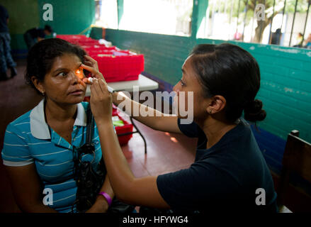 110619-N-RM525-137 SAN JUAN DEL SUR, Nicaragua (19 giugno 2011) Lt. Patricia Salazar, da San Francisco, esamina un paziente presso la Escuela Humberto Mendez Juarez sito medico durante una continua promessa 2011 comunità medica evento di assistenza. Continuando la promessa è un cinque mesi di assistenza umanitaria missione per i Caraibi, America Centrale e Sud America. (U.S. Foto di Marina di Massa lo specialista di comunicazione 2a classe Jonathen E. Davis/RILASCIATO) Navy US 110619-N-RM525-137 Lt. Patricia Salazar, da San Francisco, esamina un paziente presso la Escuela Humberto Mendez Juarez sito medico durante un Foto Stock