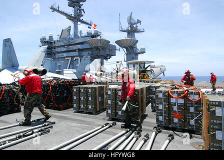 110619-N-ZX160-002 OCEANO PACIFICO (19 giugno 2011) Aviation ordnancemen preparare ordnance contenitori sul ponte di volo dell'distribuito energia nucleare portaerei USS George Washington CVN (73) per il trasferimento in elicottero durante un rifornimento verticale con i militari Sealift il comando di carichi secchi e munizioni nave USNS Amelia Earhart (T-AKE 6). George Washington sta conducendo una pattuglia di estate nell'Oceano Pacifico occidentale. (U.S. Foto di Marina di Massa lo specialista di comunicazione 2a classe Danielle Brandt/RILASCIATO) Navy US 110619-N-ZX160-002 Aviation ordnancemen preparare ordnance contenitori o Foto Stock