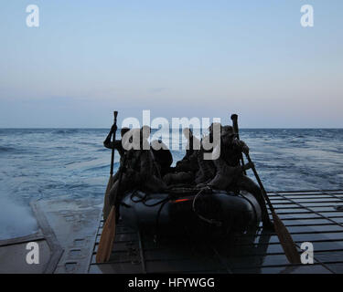 110620-N-KA046-006 OCEANO ATLANTICO (20 giugno 2011) Marines assegnato alla ventiduesima Marine Expeditionary Unit (xxii MEU) lancio di gomma di combattimento razzia craft dal ben coperta della multipurpose Amphibious Assault nave USS Bataan (LHD 5) durante un esercizio di formazione. Bataan è la nave di comando di Bataan anfibio gruppo pronto conducendo le operazioni di sicurezza marittima e di teatro la cooperazione in materia di sicurezza gli sforzi negli Stati Uniti Sesta flotta area di responsabilità. (U.S. Navy foto di comunicazione di massa di terza classe James Turner/RILASCIATO) Navy US 110620-N-KA046-006 Marines assegnato alla ventiduesima Marine Expeditionary Foto Stock