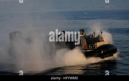 110622-N-OS574-065 OCEANO ATLANTICO (22 giugno 2011) Una Landing Craft Air Cushion da assalto unità artigianali (ACU) 2 trasporta i Marines durante un operazione di anfibio a bordo della San Antonio-classe di trasporto anfibio dock nave USS Mesa Verde (LPD 19). Mesa Verde è distribuito come parte di Bataan anfibio gruppo pronto partecipano in spagnolo sbarco anfibio esercizio 2011 al largo della costa della Spagna. (U.S. Foto di Marina di Massa lo specialista di comunicazione 2a classe Josue L. Escobosa/RILASCIATO) Navy US 110622-N-OS574-065 una Landing Craft Air Cushion trasporta i Marines durante un operazione di anfibio a bordo di U Foto Stock