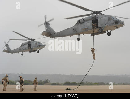 110624-N-NW961-265 Imperial Beach, California (24 giugno 2011) l'eliminazione degli ordigni esplosivi tecnici rappel da una SH-60 Sea Hawk elicottero durante l'eliminazione degli ordigni esplosivi gruppo (EODGRU) 1 giorno di famiglia. L'evento, organizzato come parte di una cerimonia del taglio del nastro per una nuova struttura per l'eliminazione degli ordigni esplosivi unità mobile (EODMU) 11, incluse visite guidate, visualizza statico, a 5 chilometro di run e un scoprimento di una lapide caduti riconoscendo l'eliminazione degli ordigni esplosivi tecnici. (U.S. Foto di Marina di Massa lo specialista di comunicazione 1a classe Michael O'Day/RILASCIATO) Navy US 110624-N-NW961-265 ordna esplosivi Foto Stock