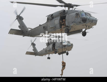 110624-N-NW961-320 Imperial Beach, California (24 giugno 2011) l'eliminazione degli ordigni esplosivi tecnici rappel da una SH-60 Sea Hawk elicottero durante l'eliminazione degli ordigni esplosivi gruppo (EODGRU) 1 giorno di famiglia. L'evento, organizzato come parte di una cerimonia del taglio del nastro per una nuova struttura per l'eliminazione degli ordigni esplosivi unità mobile (EODMU) 11, incluse visite guidate, visualizza statico, a 5 chilometro di eseguire, elicottero rappelling dimostrazioni e un scoprimento di una lapide caduti riconoscendo l'eliminazione degli ordigni esplosivi tecnici. (U.S. Foto di Marina di Massa lo specialista di comunicazione 1a classe Michael O'Day/RILASCIATO) Noi Na Foto Stock