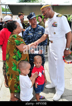 110704-N-ZF681-582 POHNPEI, Stati Federati di Micronesia (Luglio 4, 2011) Capt. Jesse A. Wilson, comandante della missione di partenariato Pacifico 2011 e comandante del destroyer Squadron (DESRON) 23, incontra la famiglia del capo del macchinista Mate Salper Rodriguez durante la cerimonia di apertura di partenariato Pacifico 2011. Pacific Partnership è un cinque mesi di assistenza umanitaria iniziativa che potrà effettuare visite porta a Tonga, Vanuatu, Papua Nuova Guinea, Timor orientale e gli Stati Federati di Micronesia. (U.S. Foto di Marina di Massa lo specialista di comunicazione di terza classe Christopher Farrington/RILASCIATO) US Navy 11 Foto Stock