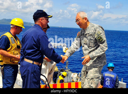 110707-N-KB563-041 POHNPEI, Stati Federati di Micronesia (Luglio 7, 2011) Capt. S. Robert Roth, sinistra, comandante del trasporto anfibio dock nave USS Cleveland (LPD 7), accoglie a bordo di riserva di esercito il Mag. Gen. Lie-Ping Chang durante il partenariato del Pacifico 2011. Ping, comandante generale con il 807th comando medico, ha parlato ai soldati che serve a bordo di Cleveland e hanno visitato la nave. Pacific Partnership è un cinque mesi di assistenza umanitaria iniziativa che potrà effettuare visite porta a Tonga, Vanuatu, Papua Nuova Guinea, Timor orientale e gli Stati Federati di Micronesia. (U.S. Foto della marina da Ma Foto Stock