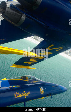 110707-N-BA418-036 PENSACOLA, Fla. (Luglio 7, 2011) Il Mag. Brent Stevens, da Knoxville, Tennessee, sinistra wingman per gli Stati Uniti Navy dimostrazione di volo squadrone, Blue Angels, orologi di wingtip di un F/A-18 Hornet durante una pratica dimostrazione di volo sopra la spiaggia di Pensacola. Il Blue Angels sono programmati per eseguire nel 2011 la spiaggia di Pensacola Air Show il 9 luglio in collaborazione con il Centennial of Naval Aviation. (U.S. Foto di Marina di Massa lo specialista di comunicazione di terza classe Andrew Johnson/RILASCIATO) Navy US 110707-N-BA418-036 Il Mag. Brent Stevens orologi di wingtip di un F-A-18 Hornet durante una pratica Foto Stock