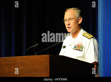 110715-N-PO203-044 Arlington, Virginia (Luglio 15, 2011) posteriori Adm. Nevin Carr, capo del Naval Research, offre commento durante il 2010 il dottor Delores M. Etter Top scienziati e ingegneri del premio l'anno. Il premio è stato istituito per onorare il Dipartimento della Marina gli scienziati e ingegneri per superior conquiste tecniche e a promuovere un continuo l'eccellenza. (U.S. Navy foto da John F. Williams/RILASCIATO) Navy US 110715-N-PO203-044 Adm posteriore. Nevin Carr, capo del Naval Research, offre commento durante il 2010 il dottor Delores M. Etter Top scienziati e Foto Stock