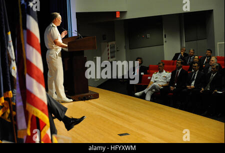 110715-N-PO203-049 Arlington, Virginia (Luglio 15, 2011) posteriori Adm. Nevin Carr, capo del Naval Research, offre commento durante il 2010 il dottor Delores M. Etter Top scienziati e ingegneri del premio l'anno. Il premio è stato istituito per onorare il Dipartimento della Marina gli scienziati e ingegneri per superior conquiste tecniche e a promuovere un continuo l'eccellenza. (U.S. Navy foto da John F. Williams/RILASCIATO) Navy US 110715-N-PO203-049 Adm posteriore. Nevin Carr, capo del Naval Research, offre commento durante il 2010 il dottor Delores M. Etter Top scienziati e Foto Stock