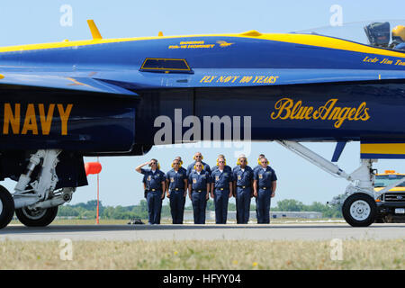 110716-N-IR859-007 Rochester, N.Y. (16 luglio 2011) i membri dell'U.S. Navy lotta squadrone dimostrativo, Blue Angels, stand presso l'attenzione come l'F/A-18 calabroni taxi da per iniziare la dimostrazione presso l'ESL International Air Show durante il Rochester Navy settimana. Navy settimane sono destinate a mostrare gli investimenti americani hanno fatto nella loro Marina come una forza globale per il bene e per accrescere la consapevolezza in città che non hanno una significativa presenza della Marina. (U.S. Foto di Marina di Massa lo specialista di comunicazione 2a classe Jen Blake/RILASCIATO) Navy US 110716-N-IR859-007 membri dell'U.S. Navy lotta dimostrazione Foto Stock