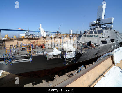 110720-N-DI719-012 SAN DIEGO (20 luglio 2011) Il programma Littoral Combat Ship USS libertà (LCS 1) continua un programmato quattro mesi del periodo di mantenimento in un bacino a secco a base navale di San Diego. La libertà è il primo di due Littoral Combat Ships progettato per operare in acque poco profonde degli ambienti per contrastare le minacce nelle regioni costiere. La nave è ancora sotto il contraente prove e al termine di questo periodo di mantenimento la libertà di passare attraverso il suo contraente finale prove e iniziare le operazioni di flotta. (U.S. Foto di Marina di Massa lo specialista di comunicazione 1a classe Elena pence/RILASCIATO) Navy US 110720-N-DI719-012 il Foto Stock