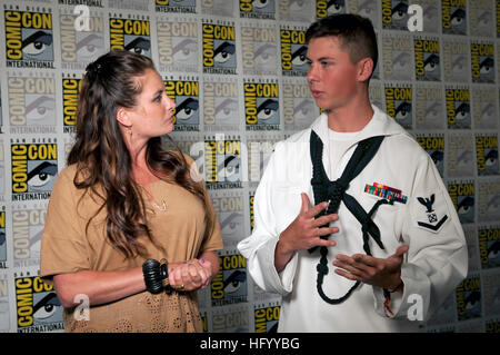 110722-N-MD252-231 SAN DIEGO (Luglio 22, 2011) di Boatswain Mate 3° di classe Troy Loveday, assegnato alla portaerei USS Carl Vinson (CVN 70), partecipa a un'intervista all'Comico-Imbroglione International 2011. I marinai sono stati invitati a partecipare a una Comic-Con International 2011 dopo essere partito ospitato dalla CBS dopo un colloquio pannello. (U.S. Foto di Marina di Massa lo specialista delle comunicazioni di terza classe Christopher K. Hwang/RILASCIATO) Navy US 110722-N-MD252-231 Boatswain compagno del 3° di classe Troy Loveday, assegnato alla portaerei USS Carl Vinson (CVN 70), partecipa a un i Foto Stock