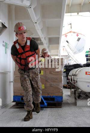 110726-F-ET173-291 OCEANO PACIFICO (26 luglio 2011) Marine Cpl. Joe Everetts, anteriore, da Xenia, Ohio, e costruzione meccanica classe 1 Rodney Chason, dal Mobile, Ala, spostare il carico a un'area di mantenimento durante un rifornimento in corso a bordo del militare comando Sealift nave ospedale USNS Comfort (T-AH 20). Il comfort è implementato il supporto continua promessa 2011, a cinque mesi di assistenza umanitaria missione per i Caraibi, America Centrale e Sud America. (U.S. Air Force photo by Staff Sgt. Alesia Goosic/RILASCIATO) Navy US 110726-F-ET173-291 Cpl. Joe Everetts, anteriore e costruzione meccanica classe 1 Foto Stock