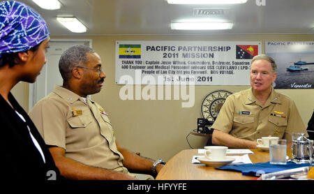 110726-N-ZZ999-007 PEARL HARBOR (26 luglio 2011) Adm. Patrick M. Walsh, comandante della U.S. Flotta del Pacifico, colloqui con il cap. Jesse A. Wilson, comandante della missione di partenariato Pacifico 2011 e il personale a bordo del trasporto anfibio dock nave USS Cleveland (LPD 7). Cleveland è l'ammiraglia per il partenariato del Pacifico 2011. (U.S. Navy foto di Kristopher Radder/RILASCIATO) Navy US 110726-N-ZZ999-007 Adm. Patrick M. Walsh, comandante della U.S. Flotta del Pacifico, colloqui con il cap. Jesse A. Wilson, comandante della missione di Pacific P Foto Stock