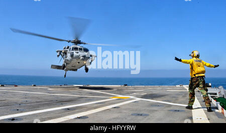 110803-N-ZZ999-001 OCEANO PACIFICO (Agosto 3, 2011) un MH-60S Sea Hawk elicottero con Adm posteriore. Gerard Hueber, comandante di sciopero Expeditionary Group (ESG) 3, a bordo atterra sul ponte di volo del trasporto anfibio dock nave USS Cleveland (LPD 7). Cleveland è l'ammiraglia per il partenariato del Pacifico 2011. (U.S. Navy foto di Kristopher Radder/RILASCIATO) Navy US 110803-N-ZZ999-001 un MH-60S Sea Hawk elicottero con Adm posteriore. Gerard Hueber, comandante di sciopero Expeditionary Group (ESG) 3, Foto Stock