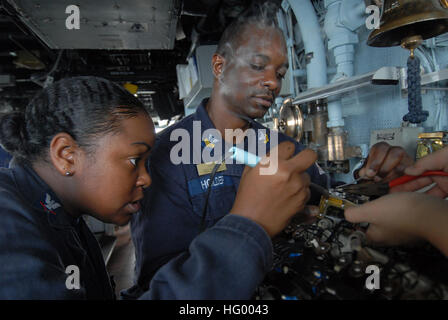 110809-N-DU438-265 Golfo di Oman (Agosto 9, 2011) ElectricianÕs Mate 3° di classe Rashan Ferguson, a sinistra, e Chief (Seleziona) ElectricianÕs Mate Dale titolare saldare i fili in un pannello spia nel ponte shipÕs a bordo guidato-missili cruiser USS Gettysburg (CG 64). Gettysburg è distribuito negli Stati Uniti Quinta Flotta area di responsabilità condurre le operazioni di sicurezza marittima e le missioni di sostegno come parte delle operazioni Enduring Freedom e nuova alba. (U.S. Foto di Marina di Massa lo specialista di comunicazione di terza classe Betsy Tight/RILASCIATO) Navy US 110809-N-DU438-265 da elettricista, Mate 3° di classe Rashan Ferguson, Foto Stock