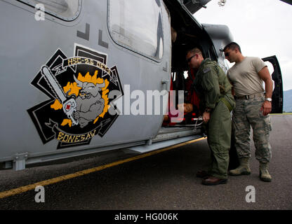 110810-N-RM525-815 SAN JOSE, Costa Rica (Agosto 10, 2011) Chief Naval Air Crewman Justin Crowe si prepara un ragazzo ferito per il trasporto dal personale paramedico locale a San Jose, Costa Rica durante continuando promessa 2011. Continuando la promessa è un cinque mesi di assistenza umanitaria missione per i Caraibi, America Centrale e Sud America. (U.S. Foto di Marina di Massa lo specialista di comunicazione 2a classe Jonathen E. Davis/RILASCIATO) Navy US 110810-N-RM525-815 Chief Naval Air Crewman Justin Crowe si prepara un ragazzo ferito per il trasporto dal personale paramedico locale a San Jose, Costa Rica Foto Stock