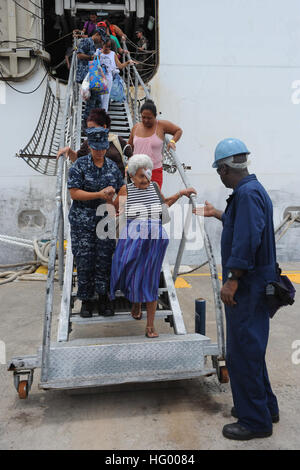 110811-F-ET173-164 PUNTARENAS, Costa Rica (Agosto 11, 2011) il personale imbarcato a bordo del militare comando Sealift nave ospedale USNS Comfort (T-AH 20) assistere pazienti chirurgici off la nave durante la continua promessa 2011. Continuando la promessa è un cinque mesi di assistenza umanitaria missione per i Caraibi, America Centrale e Sud America. (U.S. Air Force photo by Staff Sgt. Alesia Goosic/RILASCIATO) Navy US 110811-F-ET173-164 personale imbarcato a bordo del militare comando Sealift nave ospedale USNS Comfort (T-AH 20) Foto Stock