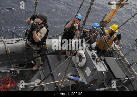 110817-N-DU438-348 Golfo di Oman (Agosto 17, 2011) velisti assegnati alle visite-missili cruiser USS Gettysburg (CG 64) tenere su linee di scimmia come loro scafo rigido barca gonfiabile è sollevato dall'acqua. Gettysburg è distribuito conducendo le operazioni di sicurezza marittima e le missioni di sostegno come parte delle operazioni Enduring Freedom e nuova alba NEGLI STATI UNITI Quinta Flotta area di responsabilità. (U.S. Foto di Marina di Massa lo specialista di comunicazione di terza classe Betsy Tight/RILASCIATO) Navy US 110817-N-DU438-348 marinai attesa su come loro RHIB è abbassato Foto Stock