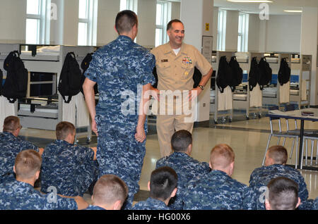 110824-N-CM124-002 Naval Station grandi laghi, Ill. (Agosto 24, 2011) Flotta Master Chief Scott A. Benning, assegnato al capo del personale della marina e la marina forza totale, le risposte alle domande poste da reclute circa la marina nella loro caserma vano della nave durante la sua visita ad assumere il comando di formazione, il solo NavyÕs boot camp. (U.S. Navy foto di Luisa Rossi Krawczyk/RILASCIATO) Navy US 110824-N-CM flotta124-002 Master Chief Scott A. Benning, assegnato al capo del personale della marina e la marina forza totale Foto Stock