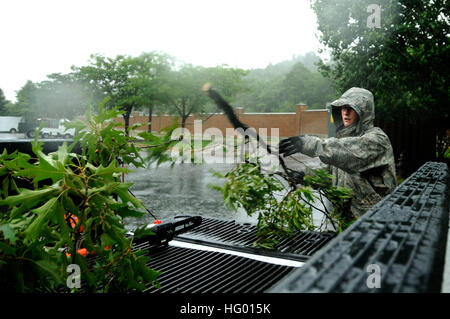 110827-F-ZE674-122 BASE COMUNE ANACOSTIA-BOLLING (Agosto 27, 2011) Senior Airman Joshua Garner, un marciapiede e attrezzature operatore addetto alle opere pubbliche dipartimento a base comune Anacostia-Bolling, pulisce fino a rami di alberi che sono state fatte urtare durante le piogge torrenziali e venti da uragano Irene a base comune Anacostia-Bolling, D.C. (U.S. Air Force photo by Staff Sgt. Brittany E. Jones)/RILASCIATO) Navy US 110827-F-ZE674-122 Senior Airman Joshua Garner pulisce fino a rami di alberi che sono state fatte urtare durante le piogge torrenziali e venti da uragano Foto Stock