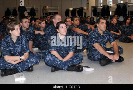 110908-N-IK959-574 Naval Station grandi laghi, Ill. (sett. 8, 2011) reclute da assumere il comando di formazione ascoltare una presentazione circa il decimo anniversario dell'11 settembre 2001 attacchi terroristici. Più di 6.000 reclute si trovano a vari stadi della formazione durante il decimo anniversario weekend osservanza. Assumere il comando di formazione spire più di 35.000 civili verso i marinai annualmente. (U.S. Navy foto di Scott A. Thornbloom/RILASCIATO) Navy US 110908-N-IK959-574 reclute da assumere il comando di formazione ascoltare una presentazione circa il decimo anniversario dell'11 settembre 2001 ter Foto Stock