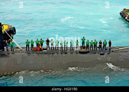 110908-N-WG146-043 Diego Garcia (sett. 8, 2011) i marinai a bordo del Los Angeles-class attack submarine USS Dallas (SSN 700) uomo le rotaie che si preparano per ormeggiare a fianco il sommergibile offerta USS Emory S. Land (come 39). (U.S. Foto di Marina di Massa lo specialista di comunicazione 2a classe Elizabeth Fray/RILASCIATO) Navy US 110908-N-WG146-043 marinai a bordo del Los Angeles-class attack submarine USS Dallas (SSN 700) uomo le rotaie che si preparano a moor alongsi Foto Stock