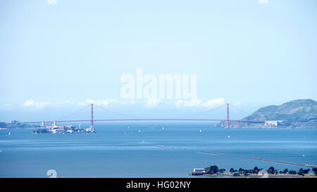 San Francisco Golden Gate Bridge vista laterale del ponte intero dal di sopra presso la University of California a Berkeley, Isola di Alcatraz sulla parte inferiore sinistra Foto Stock