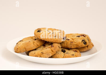 I biscotti con uvetta su una piastra bianca Foto Stock