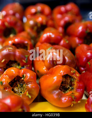 Farcito di peperoni rossi dolci con riso e carne tritata Foto Stock